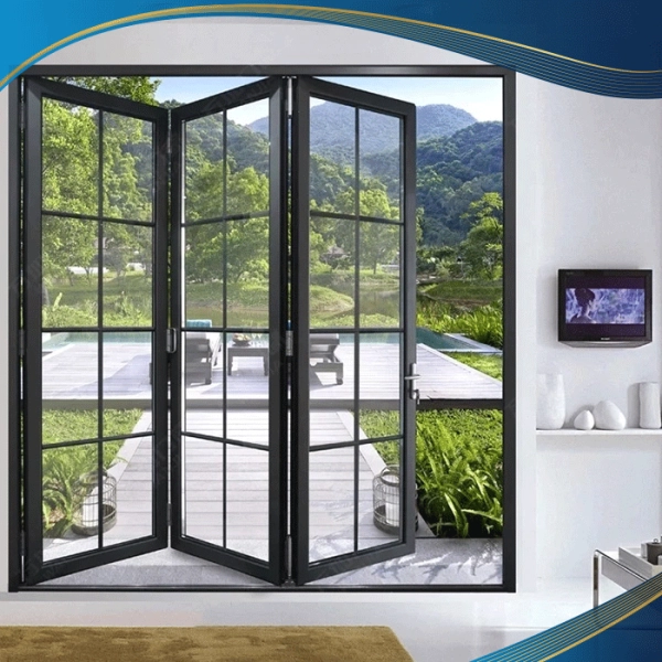 Cửa đi xếp trượt 3 cánh màu đen được lắp đặt tại cửa ra sân vườn gia đình, tận dụng được tối đa nguồn sáng từ tự nhiên, giúp căn phòng luôn ngập tràn ánh nắng và thoáng gió