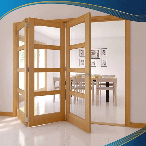 Cửa 3 cánh xếp trượt vân gỗ chia đố làm cửa thông phòng giữ phòng khách và phòng ăn tạo sự đơn giản, tinh tế