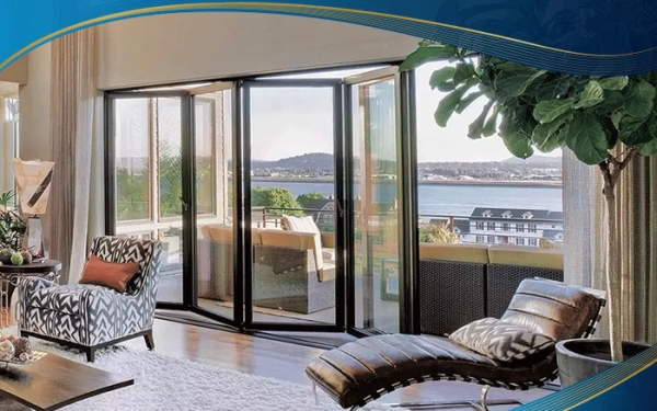 Mẫu cửa đi xếp trượt 4 cánh màu đen được lắp đặt tại lối ra ban công tại khu nghỉ dưỡng cao cấp để tận dụng view hồ đẹp mắt