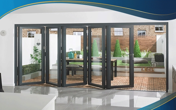 Cửa đi xếp 5 cánh màu đen kính trơn cho vị trí ban công của căn biệt thự trông rất sang trọng, huyền bí