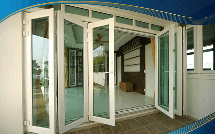 Cửa đi xếp trượt 6 cánh màu trắng kết hợp vách kính chia ô phía trên giúp tăng diện tích khung cửa