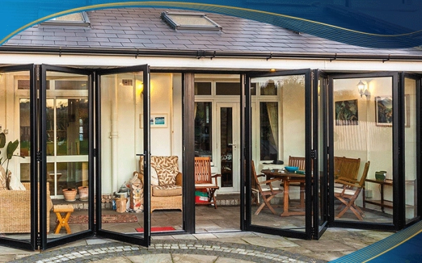 Cửa đi xếp trượt màu đen 8 cánh được lắp đặt tại quán cafe sân vườn, vừa tạo được không gian mở, vừa có sự hiện đại, sang trọng cho tổng thể quán.