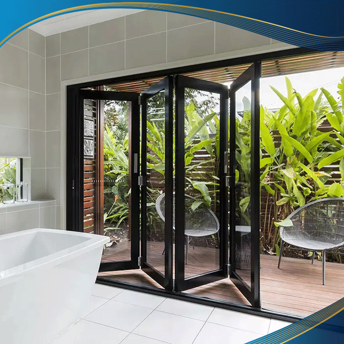 Mẫu cửa đi xếp trượt màu đen 4 cánh được lắp đặt ở lối ra ban công của khu nghỉ dưỡng cao cấp để tận dụng không gian xanh mát ở bên ngoài