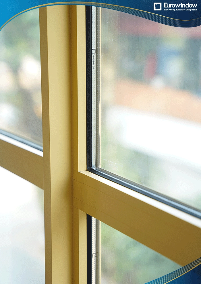 Cửa nhôm cao cấp Eurowindow có cấu tạo 3 lớp gồm: 2 thanh profile nhôm, hệ thống gioăng cao cấp kết hợp với kính hộp