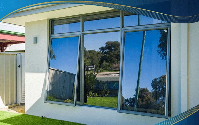Cửa sổ 2 cánh mở hất 2 bên kết hợp với vách kính ở giữa, được lắp đặt tại công trình biệt thự nhà vườn sang trọng, vừa tạo được điểm nhấn ấn tượng, vừa thu được tối đa ánh sáng từ bên ngoài. 