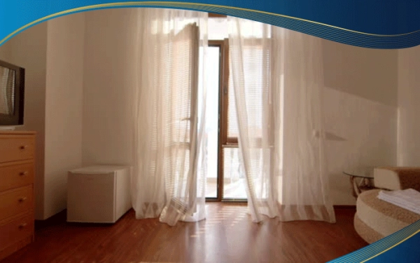Cửa chịu tác động quá mạnh từ bên ngoài sẽ khiến cửa cong vênh, hoặc hỏng bản lề dẫn đến không đóng được cửa