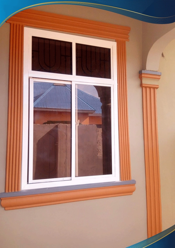Cửa sổ nhựa mở trượt 2 cánh màu trắng kết hợp với vách kính cố định phía trên vừa lưu thông khí tốt vừa giúp tận dụng ánh sáng tự nhiên