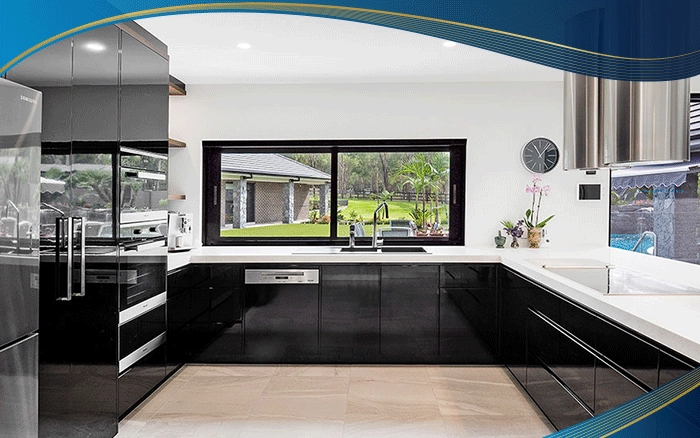 Cửa sổ nhôm kính mở trượt 2 cánh màu đen vừa vặn, phù hợp cho căn phòng bếp của căn hộ cao cấp khiến không gian trở nên sang trọng hơn bao giờ hết