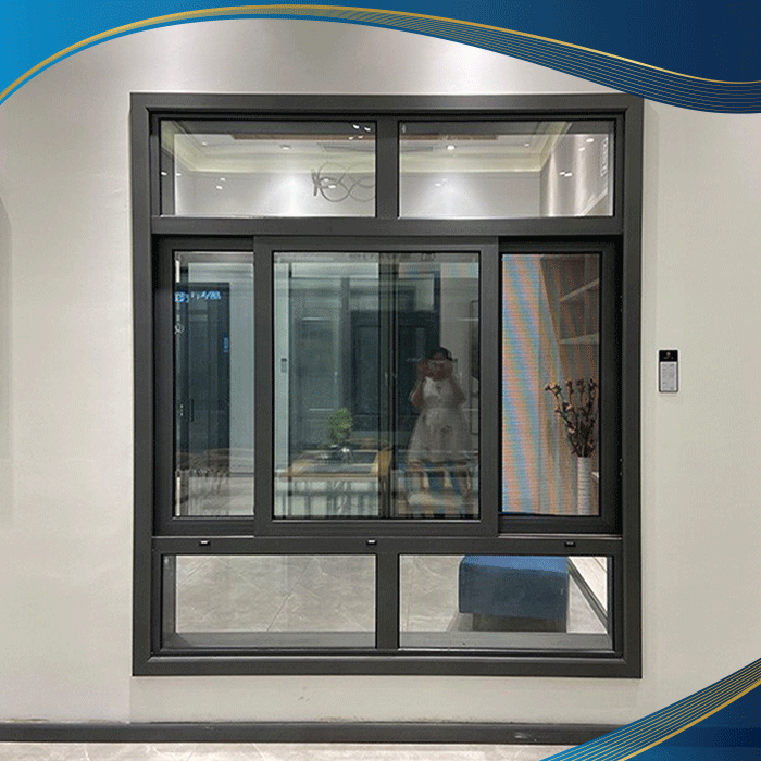 Cửa sổ mở trượt 2 cánh có thêm vách kính cố định trên và dưới để giúp không gian thoáng rộng hơn, đặc biệt có thêm 1 cánh trượt phía ngoài để điều chỉnh lượng ánh sáng vào phòng.