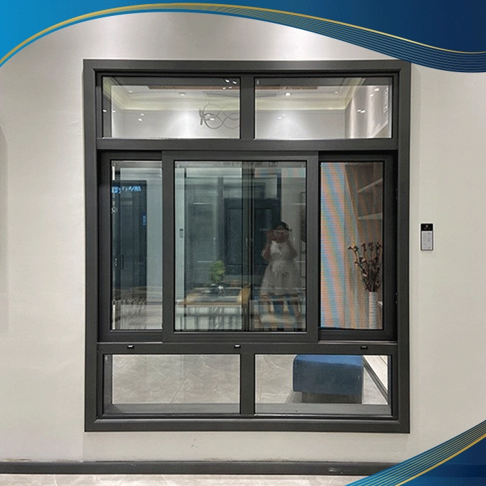 Cửa sổ mở trượt 2 cánh có thêm vách kính cố định trên và dưới để giúp không gian thoáng rộng hơn, đặc biệt có thêm 1 cánh trượt phía ngoài để điều chỉnh lượng ánh sáng vào phòng.
