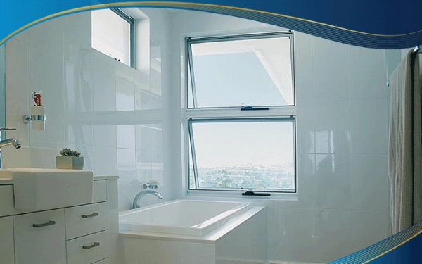 Mẫu cửa sổ mở hất 1 cánh kính mở được lắp đặt tại khu vực nhà vệ sinh, vừa đảm bảo thoáng gió, nhiều ánh sáng tự nhiên mà vẫn đảm bảo được sự riêng tư cá nhân kể cả khi mở cửa.