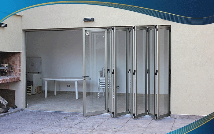 Cửa nhôm 7 cánh màu ghi xám được lắp đặt tại căn phòng rộng lớn của một căn biệt thự