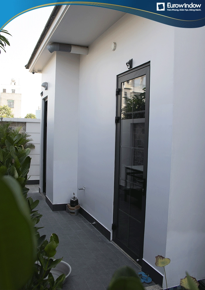 Cửa nhôm 1 cánh mở quay thường được dùng làm cửa đi lối ra sân vườn hoặc nhà kho