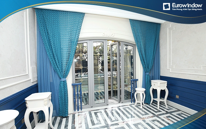 Eurowindow lắp đặt cửa nhôm cao cấp màu xám mở quay kết hợp với vách kính cố định hai bên. Cửa có thiết kế nan cửa và tạo khung vòm cầu kỳ. Mẫu cửa này phù hợp với nhà có thiết kế hoàng gia Châu Âu