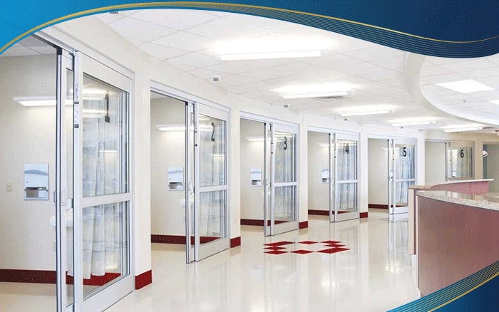 Cửa đi nhôm mở trượt 2 cánh hoặc 4 cánh thường được lắp đặt tại bệnh viện, trường học, văn phòng. Cửa mở trượt với hệ gioăng EPDM làm bằng cao su tự nhiên giúp thao tác đóng mở dễ dàng, không gây tiếng ồn rít. Cửa màu trắng hiện đại, tạo cảm giác sạch sẽ