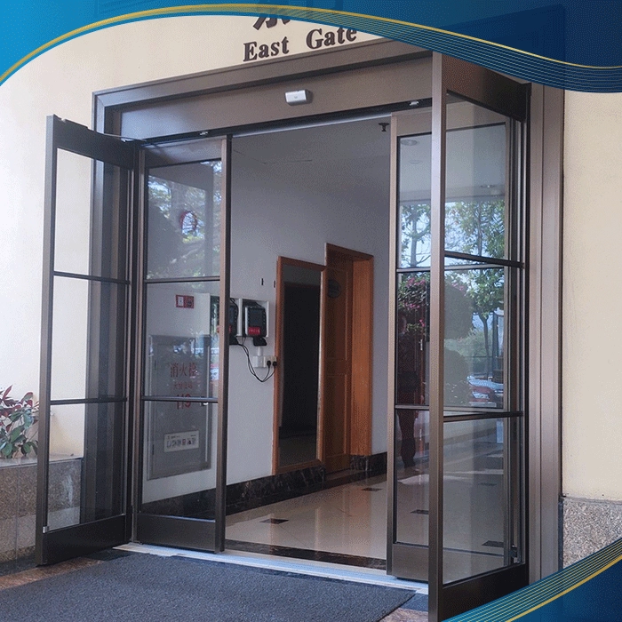 Cửa nhôm xoay trượt 4 cánh chia ô màu kem được lắp đặt ở phòng ngủ vừa tinh tế vừa nhẹ nhàng, đặc biệt luôn đảm bảo sự riêng tư