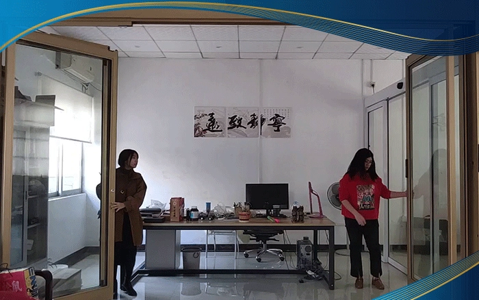 Cửa đi nhôm xoay trượt 4 cánh ở phòng khách sẽ mang lại cho bạn một không gian thoáng đãng, mát mẻ