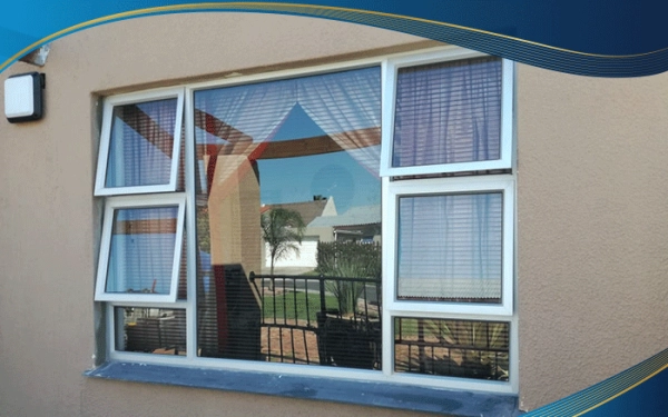 Cửa nhựa lõi thép 4 cánh mở hất kết hợp các vách kính xung quanh là gợi ý cho căn nhà luôn tràn ngập ánh sáng tự nhiên