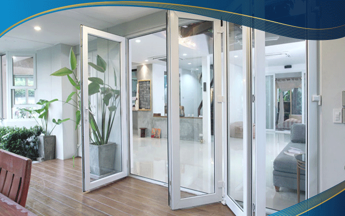 Cửa đi nhựa lõi thép màu trắng 4 cánh với 1 cánh mở quay, 3 cánh mở xếp trượt với hệ thống chốt đa điểm và khóa tay cầm chắc chắn. Các góc cửa vuông vắn nhưng không sắc nhọn tránh gây thương tích khi chân vô tình chạm vào góc cửa