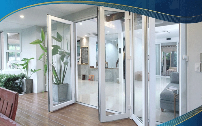Cửa đi nhựa lõi thép màu trắng 4 cánh với 1 cánh mở quay, 3 cánh mở xếp trượt với hệ thống chốt đa điểm và khóa tay cầm chắc chắn. Các góc cửa vuông vắn nhưng không sắc nhọn tránh gây thương tích khi chân vô tình chạm vào góc cửa