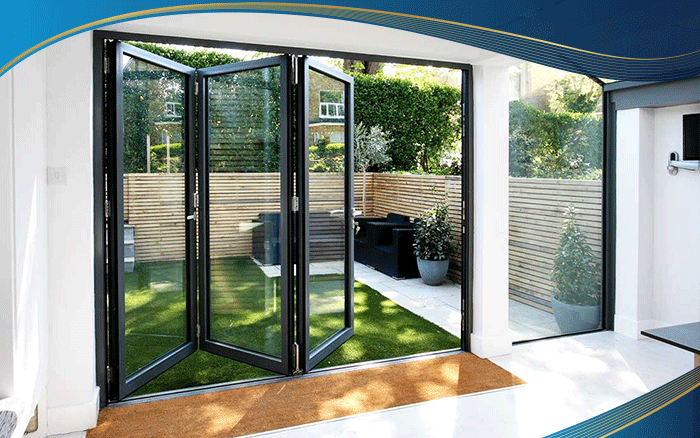 Cửa nhựa lõi thép xếp trượt 3 cánh màu đen kính trơn cho phòng khách của căn villa đem lại sự hiện đại, mới mẻ cho công trình