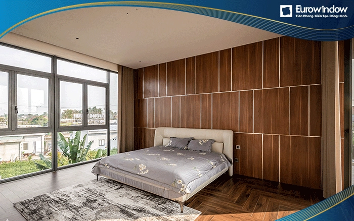 Eurowindow lắp đặt cửa sổ phòng ngủ cho nhà ở ngoại thành Hà Nội. Đội ngũ kỹ thuật viên đã đo đạc rất cẩn thận kích thước phòng. Chúng tôi lựa chọn cửa sổ mở quay 2 cánh kết hợp với vách kính cố định màu trắng tạo mở diện tích cửa lớn nhất có thể