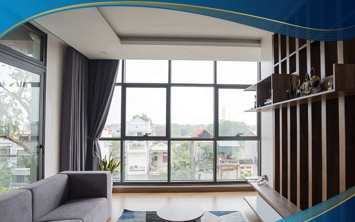 Với những phòng sinh hoạt chung ở trên tầng cao, không có ban công phía trước, Eurowindow sử dụng cửa sổ nhôm mở hất kết hợp với vách kính phía trên dưới. Vách kính cố định ở dưới giữ an toàn cho trẻ nhỏ