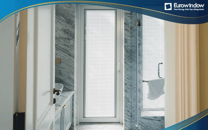 Cửa đi 1 cánh màu trắng cho vị trí phòng tắm của căn nhà