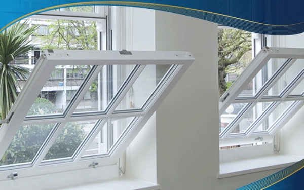 Mẫu cửa sổ mở hất phía trong màu trắng được thiết kế mở trên độc đáo được lắp đặt tại văn phòng làm việc, vừa dễ đóng mở, vừa cách âm tốt.