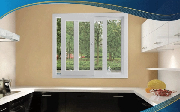 Cửa sổ mở trượt 2 cánh màu trắng được lắp đặt vị trí nhà bếp của biệt thự có gam màu vàng nhạt đem lại sự nổi bật cho không gian sống