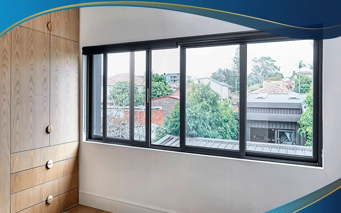 Cửa sổ nhôm kính mở trượt 4 cánh màu đen lắp đặt tại phòng ngủ nhà cao tầng tạo không gian thoáng đãng, sang trọng