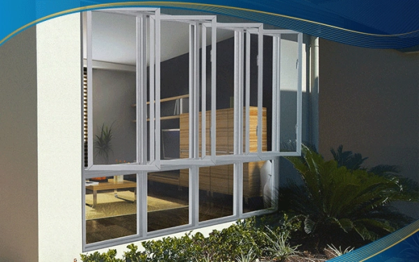 Cửa sổ nhựa 4 cánh màu trắng mở quay kết hợp vách cố định bên dưới tăng thêm diện tích lắp đặt đem lại sự thông thoáng cho công trình biệt thự