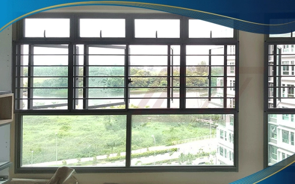 Cửa sổ nhựa lõi thép 4 cánh mở quay màu đen phù hợp với không gian phòng khách, phòng ăn của nhà ở, resort giúp căn phòng trở nên thoáng đãng, mát mẻ
