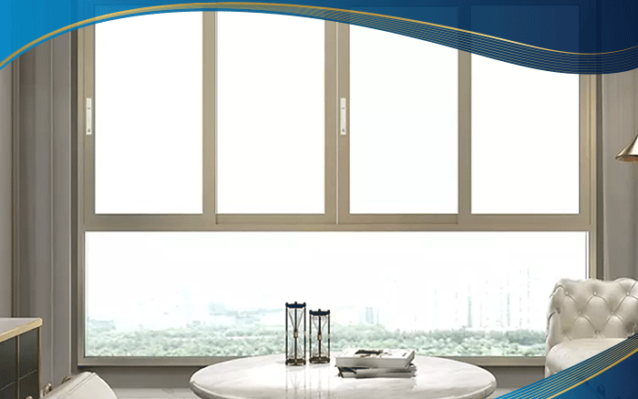 Mẫu cửa sổ nhựa lõi thép mở trượt 4 cánh màu trắng sứ được lắp đặt tại phòng khách của căn hộ chung cư cao cấp.