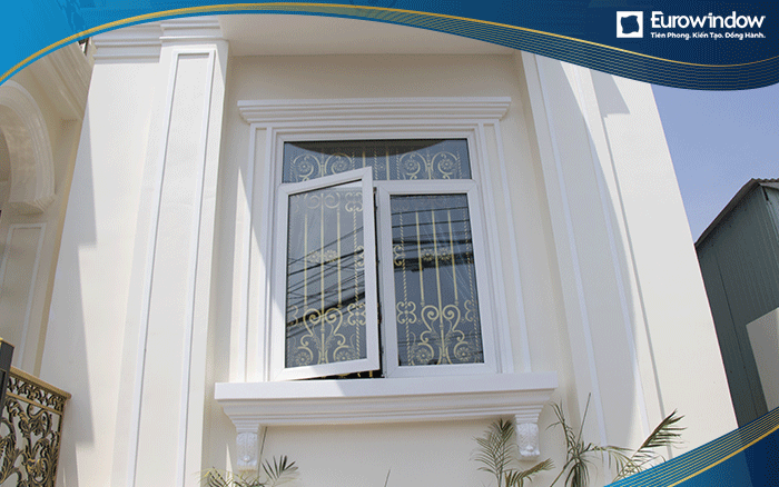 Cửa nhựa uPVC 2 cánh mở quay màu trắng kết hợp vách kính cố định giúp không gian phòng rộng mở hơn. Cửa màu trắng tạo cảm giác sạch sẽ nhưng cũng dễ lộ bụi bẩn nên cần vệ sinh thường xuyên