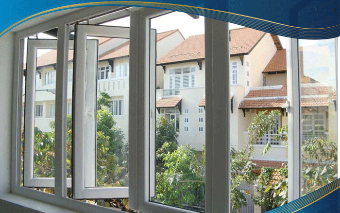 Cửa sổ nhựa uPVC 4 cánh màu trắng mở quay thường được lắp đặt ở những ban công khách sạn nghỉ dưỡng bởi kích thước lớn. Màu trắng là màu cửa thanh profile nên không bị ố vàng, bong tróc