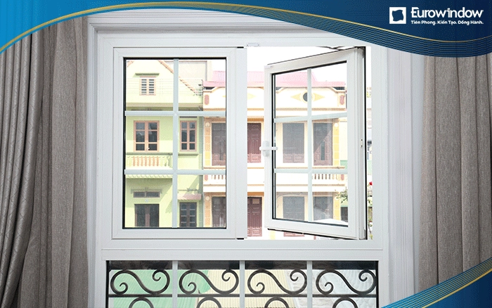 Cửa sổ mở quay 2 cánh chia ô màu trắng làm cửa phòng ngủ của căn nhà