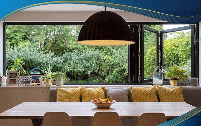 Cửa sổ xếp trượt 3 cánh màu đen được lắp đặt ở khu vực nhà bếp của gia đình, phối màu tương phản tạo điểm nhấn và tận dụng được gió trời, ánh sáng tự nhiên từ bên ngoài.