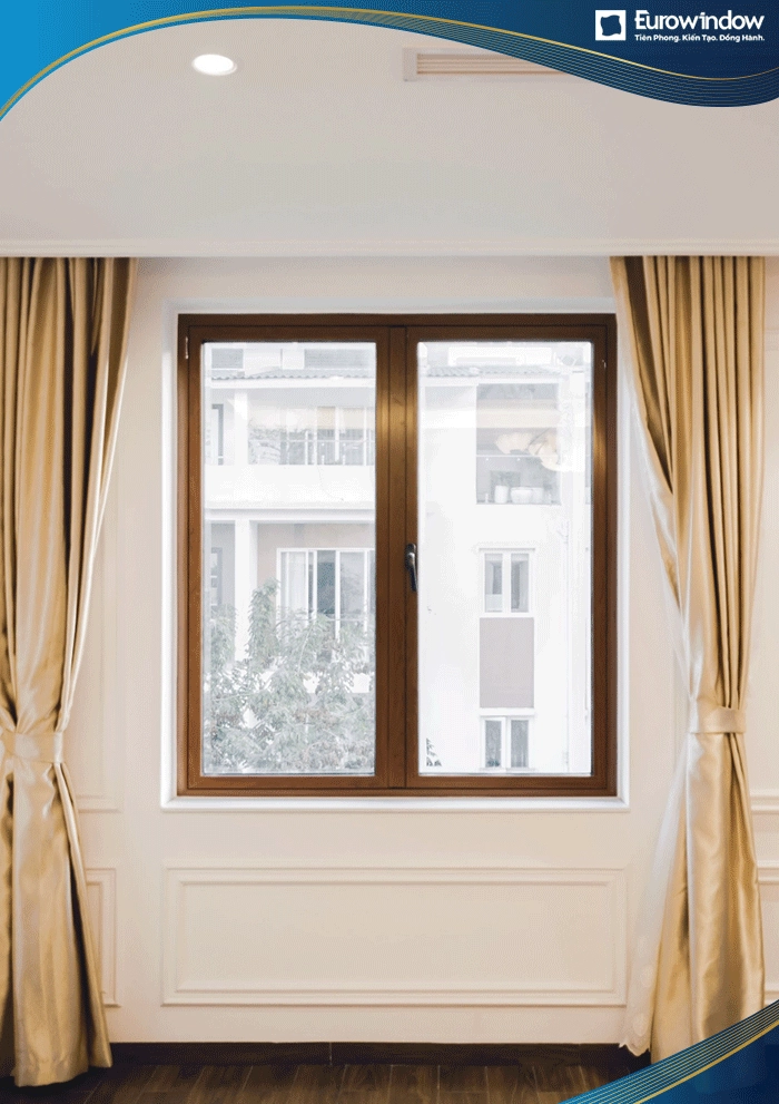 Cửa sử dụng hệ nhôm EA55 sơn màu vân gỗ, lắp kính hộp 2 lớp kính cường lực giúp cách âm, cách nhiệt tốt