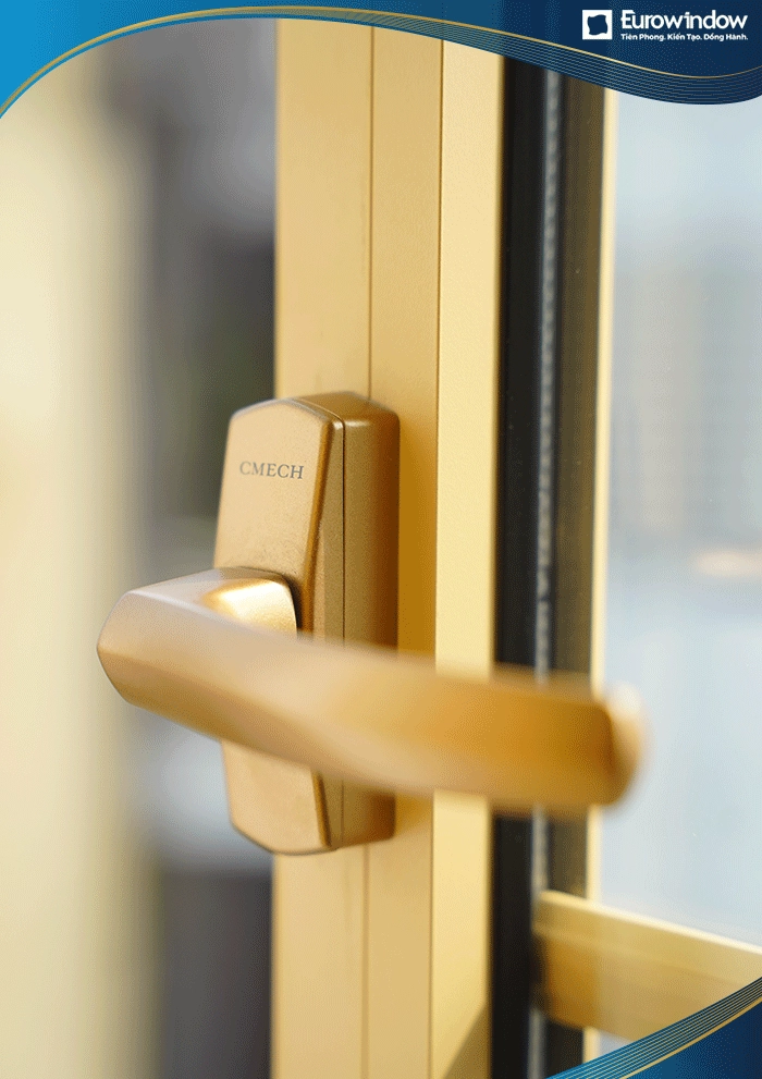 Eurowindow nhập khẩu đồng bộ hệ phụ kiện kim khí gồm bản lề, chốt, khóa, tay cầm… từ Đức. Khóa tay cầm này nhập khẩu từ hãng CMECH chắc chắn