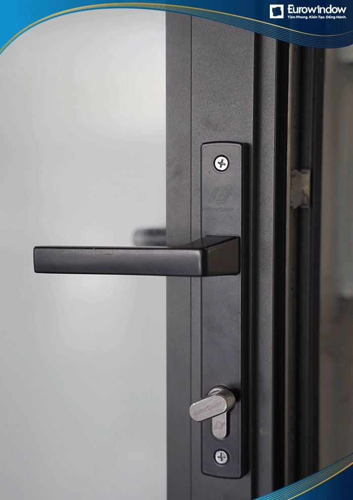 Khóa cầm tay từ thương hiệu Roto (CHLB Đức) với thiết kế khóa vặn mở linh hoạt, tay cầm chắc chắn. Eurowindow  bảo hành phụ kiện sau lắp đặt từ 02 - 03 năm
