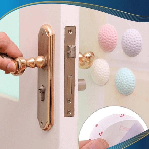 Đặt miếng chốt chặn sau cánh cửa để giảm lực khi có gió mạnh hoặc người dùng mở cửa quá mạnh