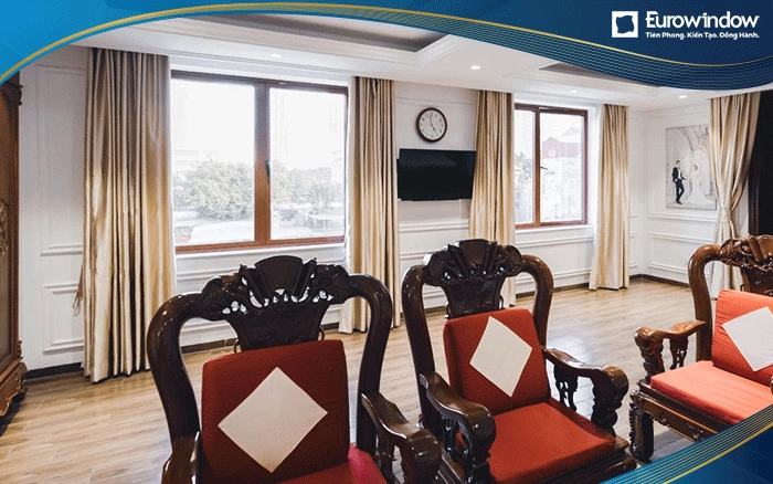 Phòng khách tại phòng 2 của biệt thự sử dụng cửa sổ nhôm mở quay 2 cánh với kích thước mỗi cánh khá lớn để đón ánh nắng tốt hơn