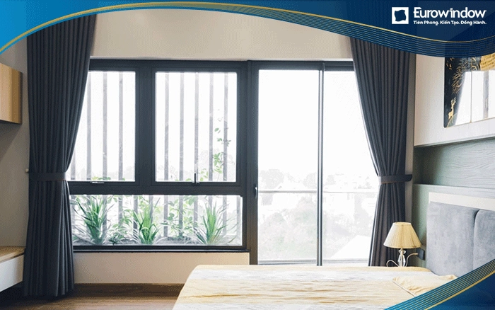 Theo mong muốn của gia chủ muốn có không gian phòng ngủ tươi sáng nhưng vẫn phải riêng tư, Eurowindow sử dụng kết hợp cửa đi nhôm mở trượt 2 cánh và cửa sổ nhôm mở hất 2 cánh kết hợp với vách ngăn. Tổng chiều rộng của cửa đi, cửa sổ vách kính bằng chiều rộng tường