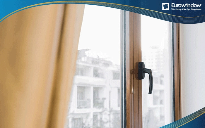 Toàn bộ phụ kiện (bản lề, chốt, khóa, tay cầm…) đều được nhập khẩu đồng bộ từ thương hiệu Roto (CHLB Đức)