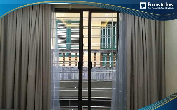 Cửa nhôm 2 cánh lùa màu đen có khung bảo vệ