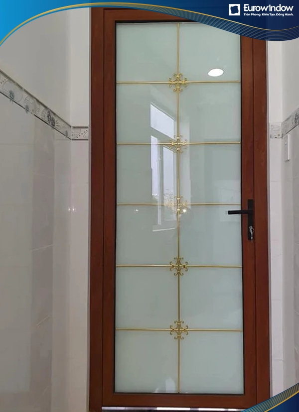 Cửa nhôm giả gỗ 1 cánh có nan trang trí cách điệu
