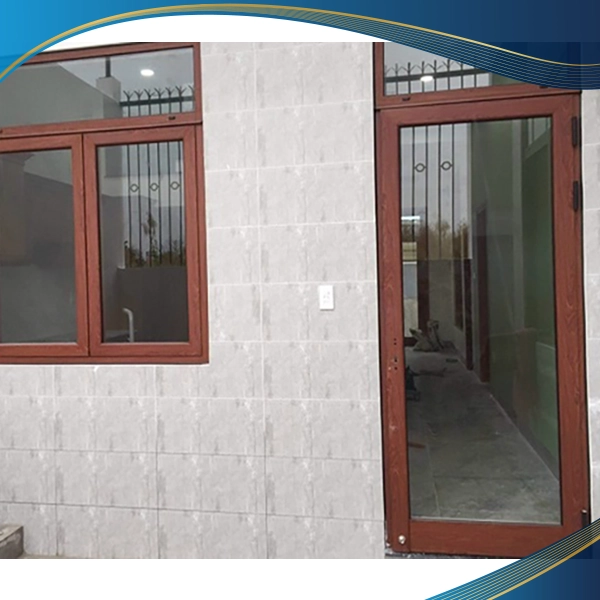 Cửa nhôm màu gỗ 1 cánh có vách cố định bên trên