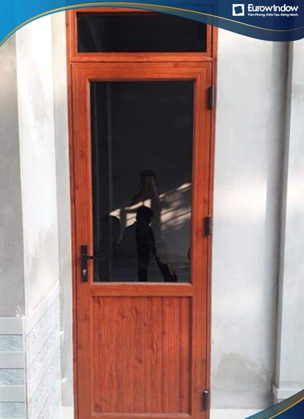 Cửa nhôm giả gỗ 1 cánh kính màu có vách cố định ở trên