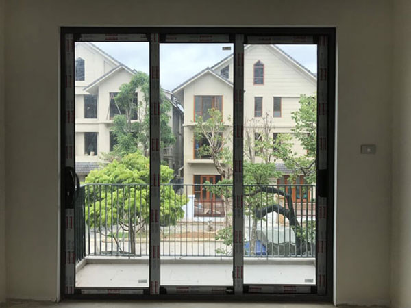 Cửa đi nhôm 3 cánh mở trượt ra ban công